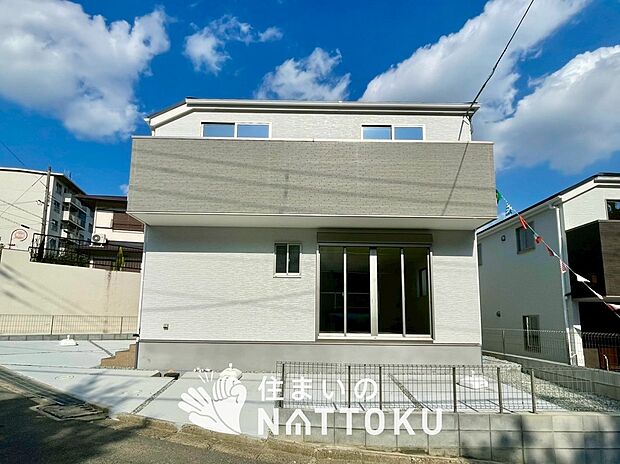 【現地写真（外観）【１号地】】軽くて火災に強い屋根材を採用し、地震時の建物への負担や揺れを軽減しています。