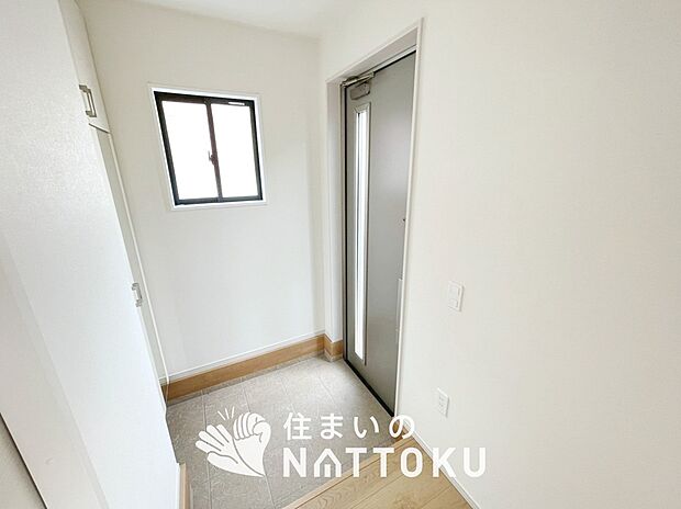 【現地写真(玄関)】玄関には、大型のシューズ収納を設置しています。