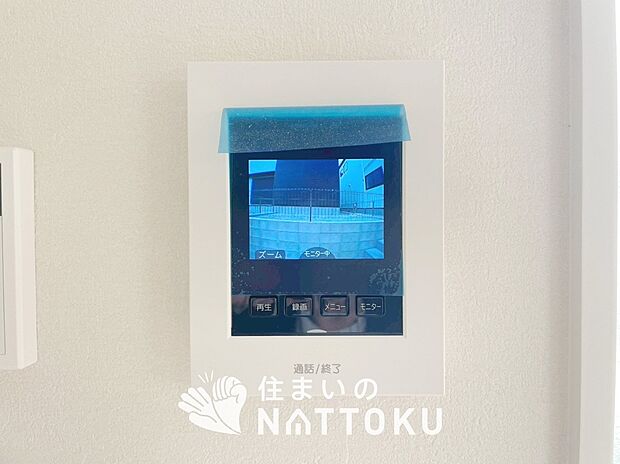 【TVモニター付インターホン】来訪者を画像と音声で確認できる、防犯性に優れた安心のシステム。
スッキリしたデザインで、誰でも簡単に操作できます。