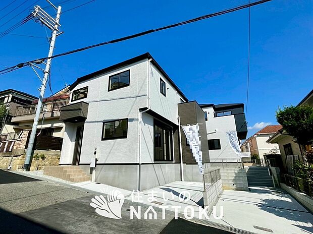 【現地写真(街並み)】雨で汚れを落とし、耐久性・耐候性に優れた外壁を使用しています。