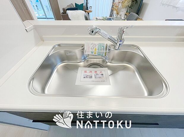 【浄水器内臓ハンドシャワー付シンク】広々とした凸型シンクに洗剤ポケットを標準装備。すっきり収納できます。
また、蛇口の先端に浄水器を内蔵しているため場所をとりません。
