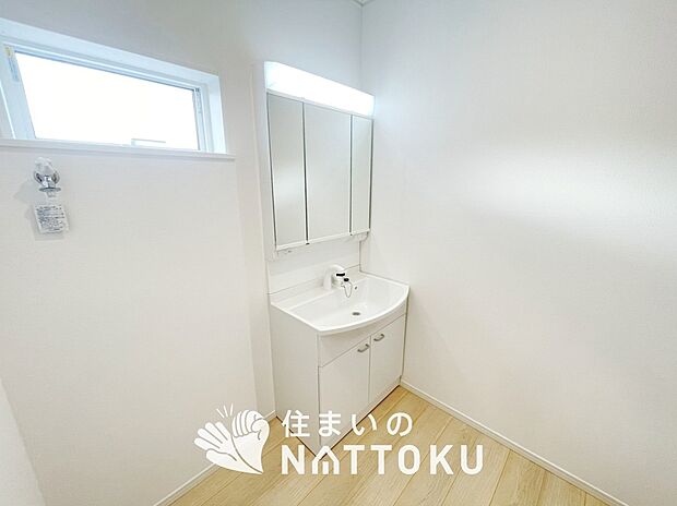 【洗面台・洗面所】鏡の両サイドは、必要なものを取出しやすく、大きな鏡面で朝の準備も快適。
使いやすいリフトアップ機能付きのシングルレバーシャワー水栓付です。