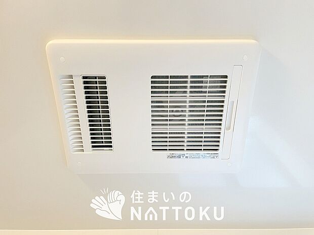 【浴室暖房換気乾燥機】入浴後の水滴や湿気を排出し、カビの発生や臭いを抑制します。
雨の日の洗濯物にも効果的です。
