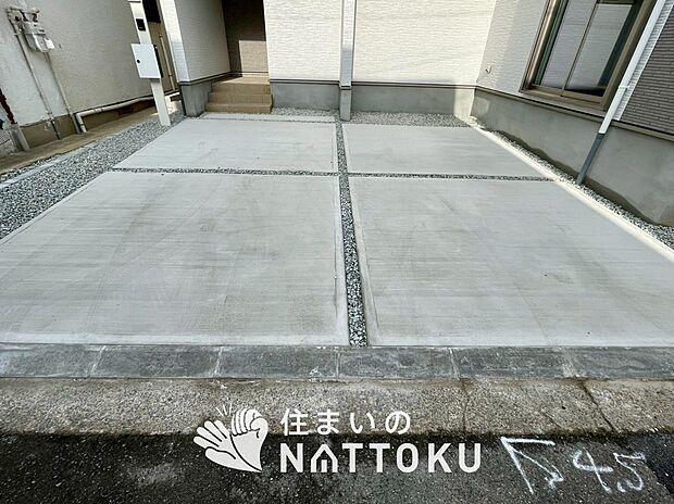 【現地写真（駐車場）】駐車スペースが広く、運転が苦手な方も安心です。