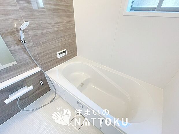 【現地写真（浴室）】浴室暖房乾燥機付き。１坪タイプで広々です。