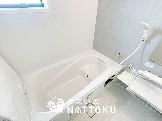 【現地写真（浴室）】浴室暖房乾燥機付き。１坪タイプで広々です。