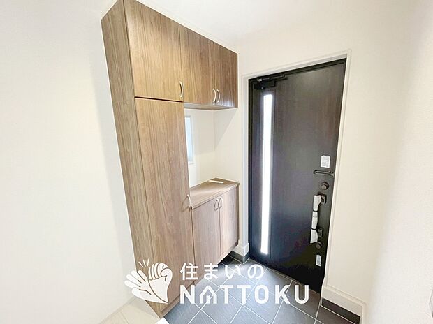 【現地写真(玄関)】玄関には、大型のシューズ収納を設置しています。