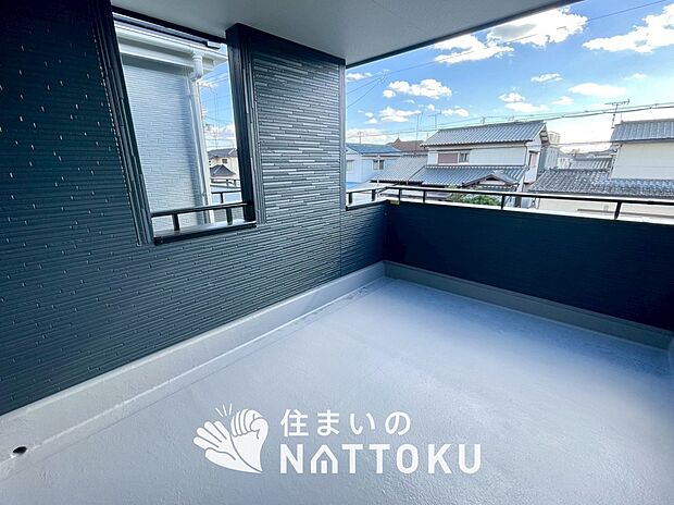 【バルコニー】奥行きが広く、洗濯物をゆったりと干せる十分な広さで、家族の洗濯も捗ります。