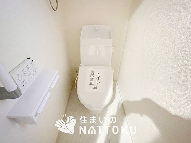 【トイレ】汚れてもサッとひと拭きでお手入れ簡単、エコ仕様の温水洗浄便座付きのトイレです。
バリアフリーにも配慮しています。