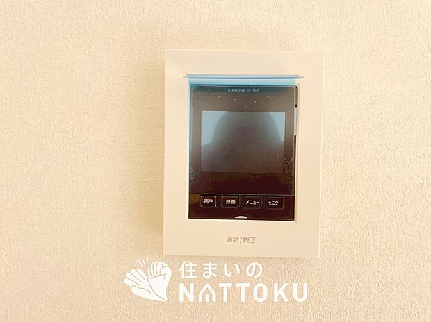 【TVモニター付インターホン】来訪者を画像と音声で確認できる、防犯性に優れた安心のシステム。
スッキリしたデザインで、誰でも簡単に操作できます。