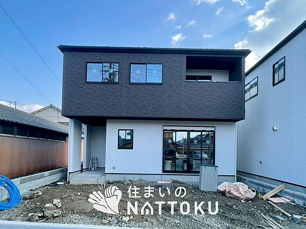 【現地写真(外観)【1号地】】軽くて火災に強い屋根材を採用し、地震時の建物への負担や揺れを軽減しています。