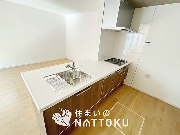 【現地写真(キッチン)】収納たっぷりのシステムキッチン、浄水器付水栓を標準装備しています。