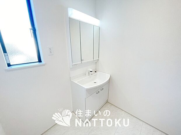 【洗面台・洗面所】鏡の両サイドは、必要なものを取出しやすく、大きな鏡面で朝の準備も快適。
使いやすいリフトアップ機能付きのシングルレバーシャワー水栓付です。