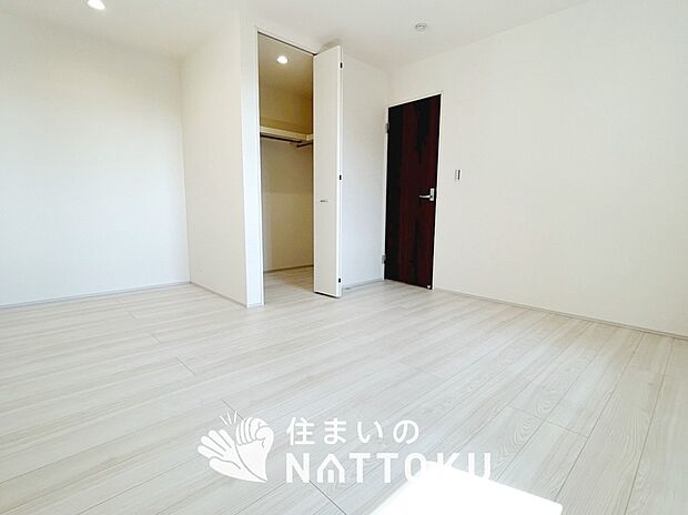 【現地写真（寝室）】木目の美しさを際立たせるシンプルデザインの建具を使用しています。