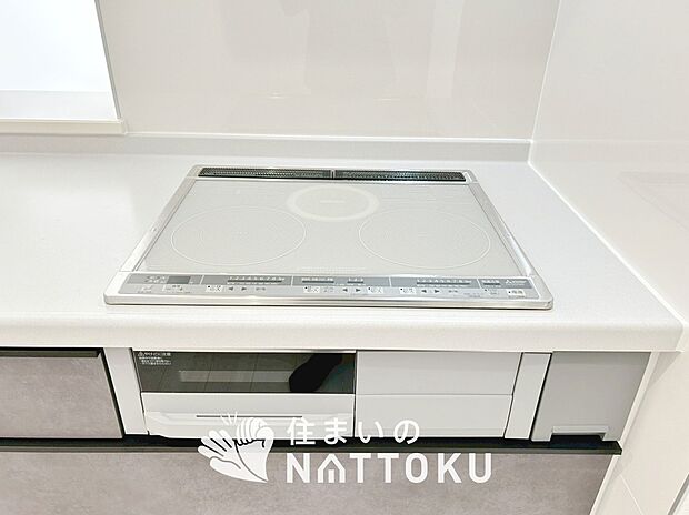 【ビルトインコンロ】フラットな構造で清掃性が高く、過熱防止センサー付３口タイプで日頃の家事も快適です。