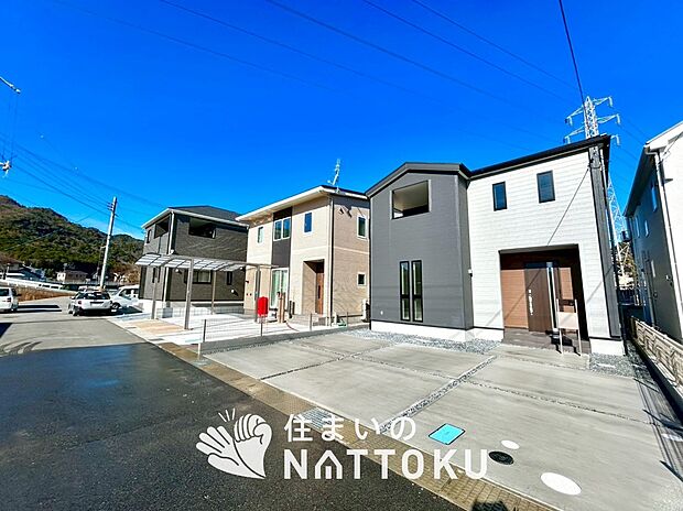 【現地写真（前道含む外観）】健康被害に配慮したもっとも安全性の高い建材を採用し、シックハウス対策をしております。