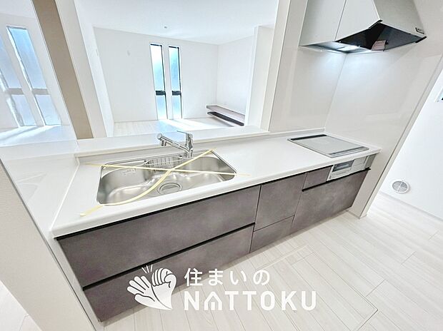 【現地写真（キッチン）】収納たっぷりのシステムキッチン、浄水器付水栓を標準装備しています。