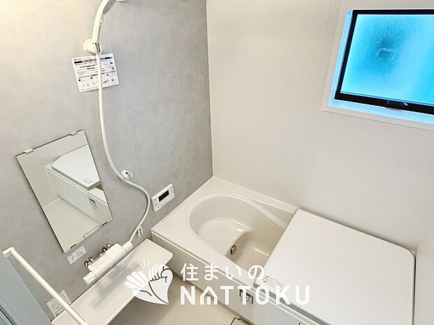 【現地写真（浴室）】浴室暖房乾燥機付き。１坪タイプで広々です。