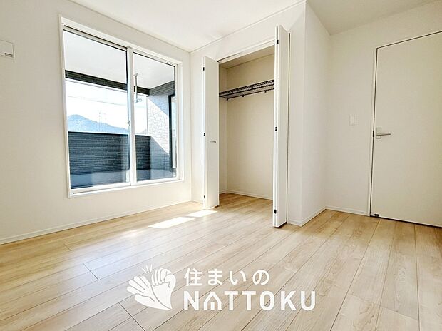 【現地写真(寝室)】木目の美しさを際立たせるシンプルデザインの建具を使用しています。