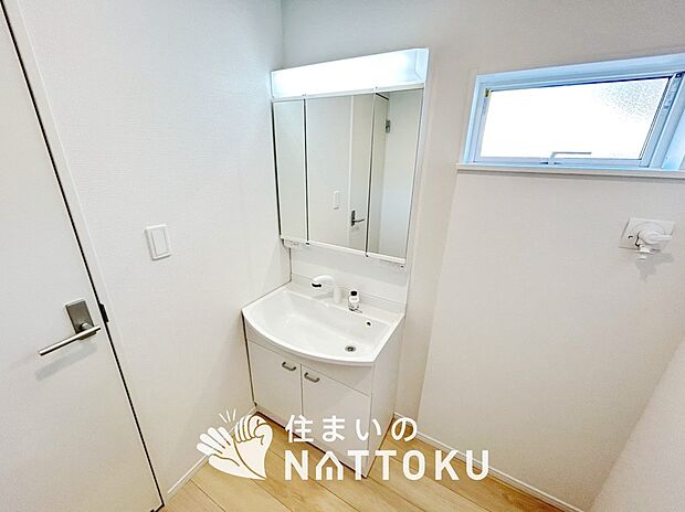 【洗面台・洗面所】鏡の両サイドは、必要なものを取出しやすく、大きな鏡面で朝の準備も快適。
使いやすいリフトアップ機能付きのシングルレバーシャワー水栓付です。