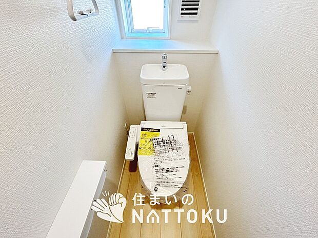 【トイレ】汚れてもサッとひと拭きでお手入れ簡単、エコ仕様の温水洗浄便座付きのトイレです。
バリアフリーにも配慮しています。