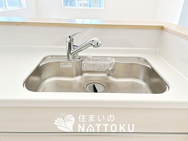 【浄水器内臓ハンドシャワー付シンク】広々とした凸型シンクに洗剤ポケットを標準装備。すっきり収納できます。
また、蛇口の先端に浄水器を内蔵しているため場所をとりません。