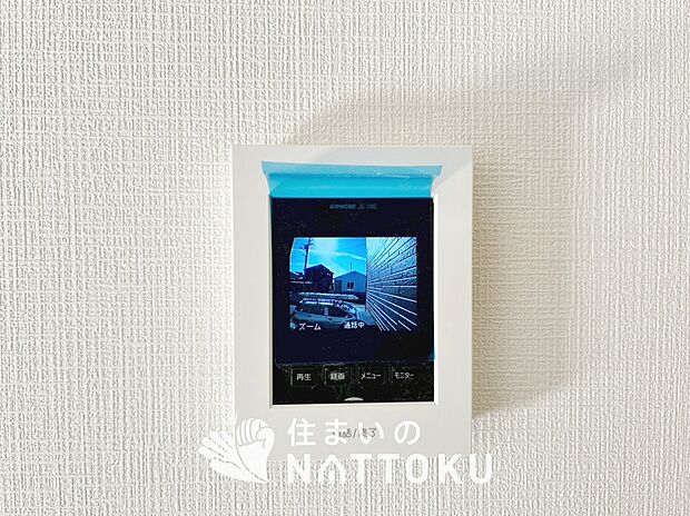 【TVモニター付インターホン】手放し通話ができ、送話表示灯で送話・受話状態が確認できます。
映像と音声で玄関先の様子をチェックできるモニター機能や、夜間の訪問者の顔も確認できるLEDライトを装備しています。