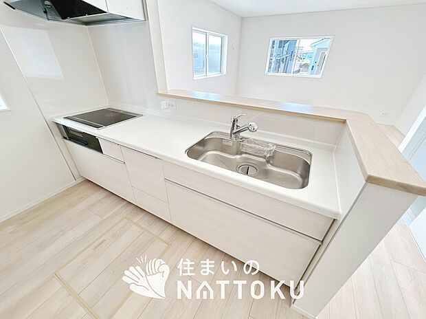【現地写真(キッチン)】収納たっぷりのシステムキッチン、浄水器付水栓を標準装備しています。