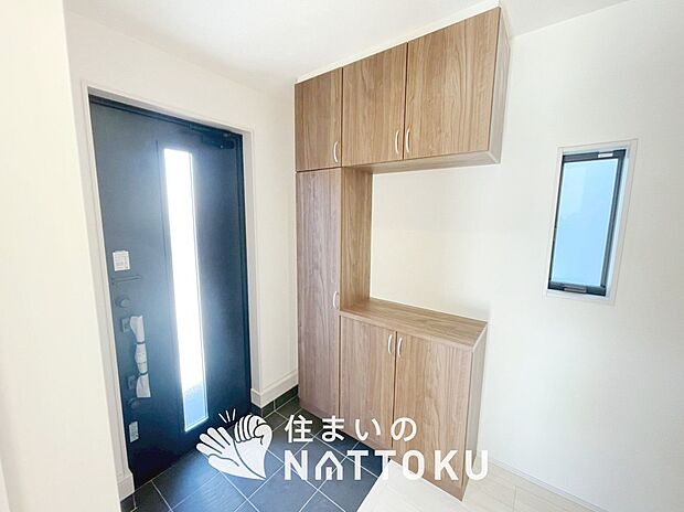 【現地写真（玄関）】玄関には、大型のシューズ収納を設置しています。