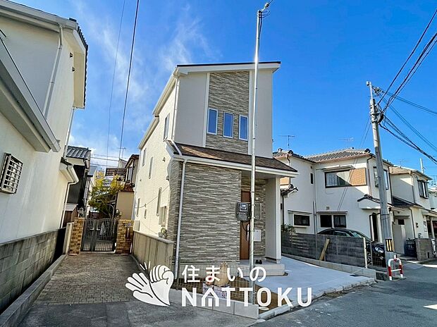 【現地写真(外観)】雨で汚れを落とし、耐久性・耐候性に優れた外壁を使用しています。