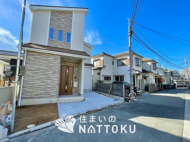 【現地写真(前道含む外観)】健康被害に配慮したもっとも安全性の高い建材を採用し、シックハウス対策をしております。