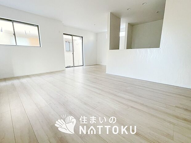 【現地写真(リビング)】フローリング材には、木目、色調など木材特有の風合いがあり、ナチュラルな美しさになっています。