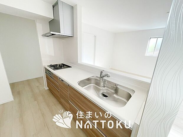 【現地写真(キッチン)】収納たっぷりのシステムキッチン、浄水器付水栓を標準装備しています。