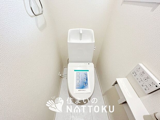 【トイレ】汚れてもサッとひと拭きでお手入れ簡単、エコ仕様の温水洗浄便座付きのトイレです。
バリアフリーにも配慮しています。