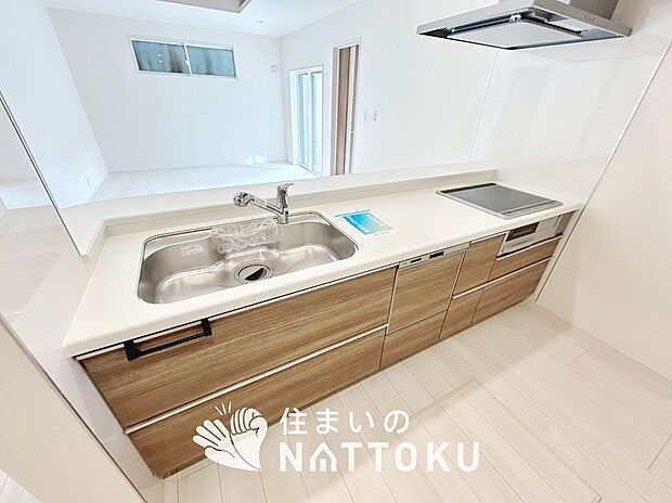 【現地写真(キッチン)】収納たっぷりのシステムキッチン、浄水器付水栓を標準装備しています。