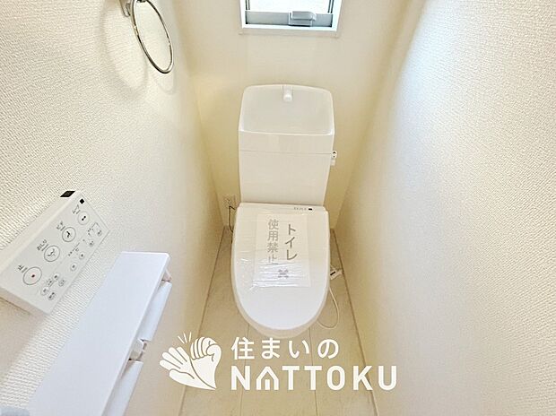 【トイレ】汚れてもサッとひと拭きでお手入れ簡単、エコ仕様の温水洗浄便座付きのトイレです。
バリアフリーにも配慮しています。
