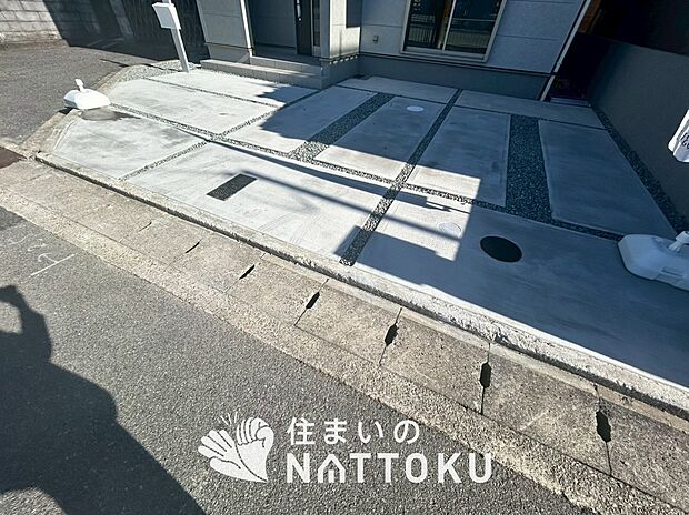 【現地写真（駐車場）】駐車スペースが広く、運転が苦手な方も安心です。