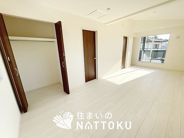 【現地写真（寝室）】木目の美しさを際立たせるシンプルデザインの建具を使用しています。