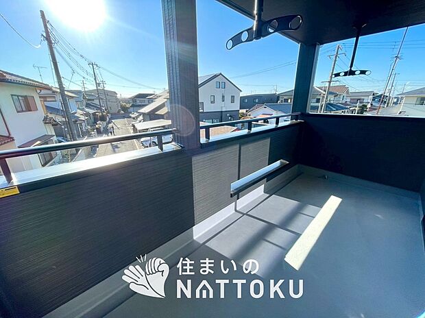 【バルコニー】奥行きが広く、洗濯物をゆったりと干せる十分な広さで、家族の洗濯も捗ります。