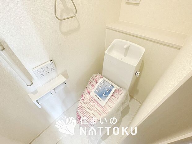 【トイレ】汚れてもサッとひと拭きでお手入れ簡単、エコ仕様の温水洗浄便座付きのトイレです。
バリアフリーにも配慮しています。