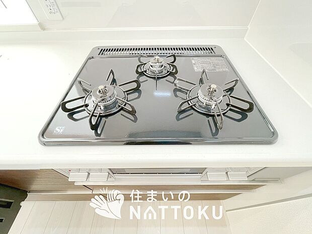 【ビルトインコンロ】フラットな構造で清掃性が高く、過熱防止センサー付３口タイプで日頃の家事も快適です。