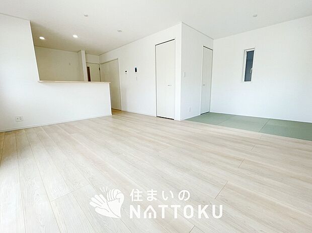 【現地写真（リビング）】フローリング材には、木目、色調など木材特有の風合いがあり、ナチュラルな美しさになっています。