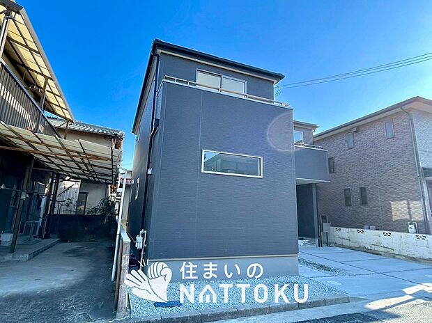 【現地写真（外観）】雨で汚れを落とし、耐久性・耐候性に優れた外壁を使用しています。