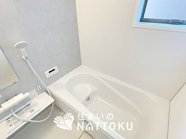 【現地写真（浴室）】浴室暖房乾燥機付き。１坪タイプで広々です。