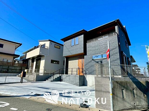 【現地写真（外観）【１号地】】軽くて火災に強い屋根材を採用し、地震時の建物への負担や揺れを軽減しています。