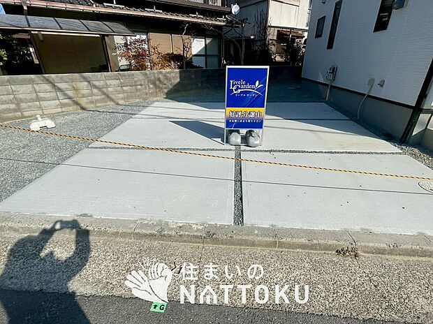 【現地写真（駐車場）】駐車スペースが広く、運転が苦手な方も安心です。