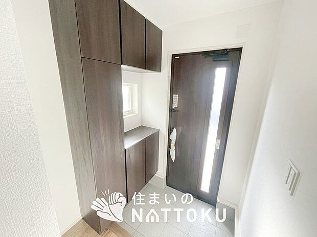 【現地写真（玄関）】玄関には、大型のシューズ収納を設置しています。