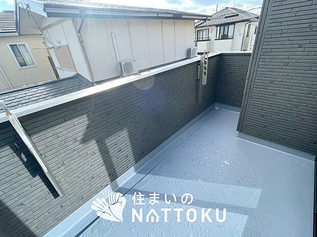 【バルコニー】奥行きが広く、洗濯物をゆったりと干せる十分な広さで、家族の洗濯も捗ります。