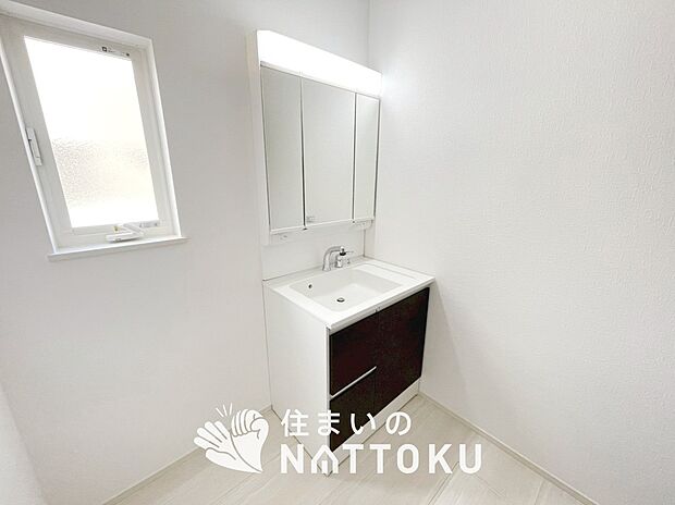 【洗面台・洗面所】鏡の両サイドは、必要なものを取出しやすく、大きな鏡面で朝の準備も快適。
使いやすいリフトアップ機能付きのシングルレバーシャワー水栓付です。