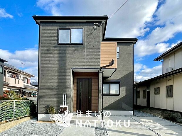 【現地写真（外観）】雨で汚れを落とし、耐久性・耐候性に優れた外壁を使用しています。